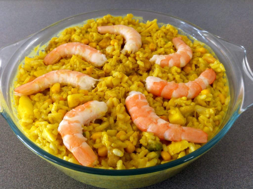 Ensalada de arroz al curry y langostinos (entera)